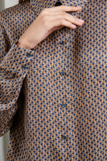 22881 Блузка женская (бежево-синий принт)