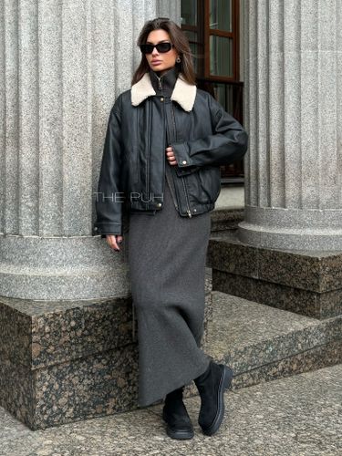 Черная утепленная куртка из эко-кожи