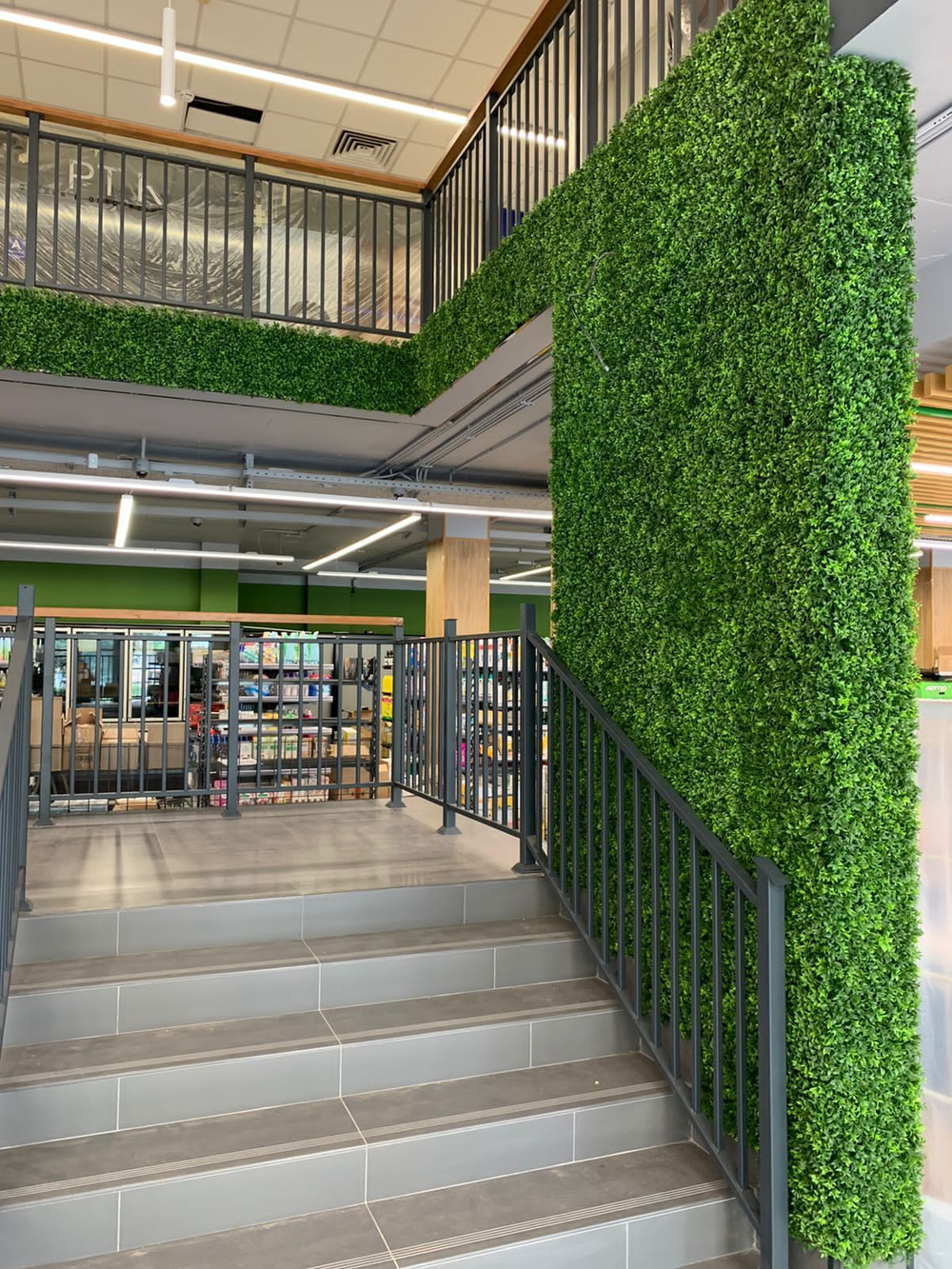 Вертикальное озеленение панелями из искусственной зелени в супермаркете "Табрис"