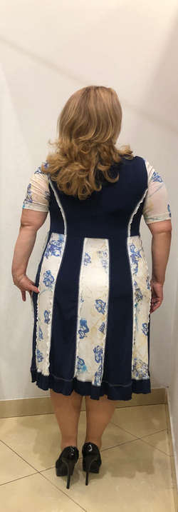 Нарядное летнее платье с вертикальными вставками