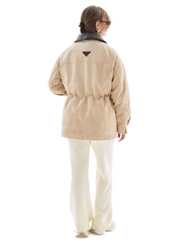 Бежевый пуховик из эко-замши с мехом песца и кожаным воротником