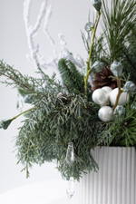 Хвойная композиция с белым декором