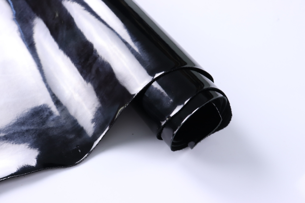 Уценка: 1,0-1,2 мм Кожа КРС лаковая гладкая черная 210 дм²