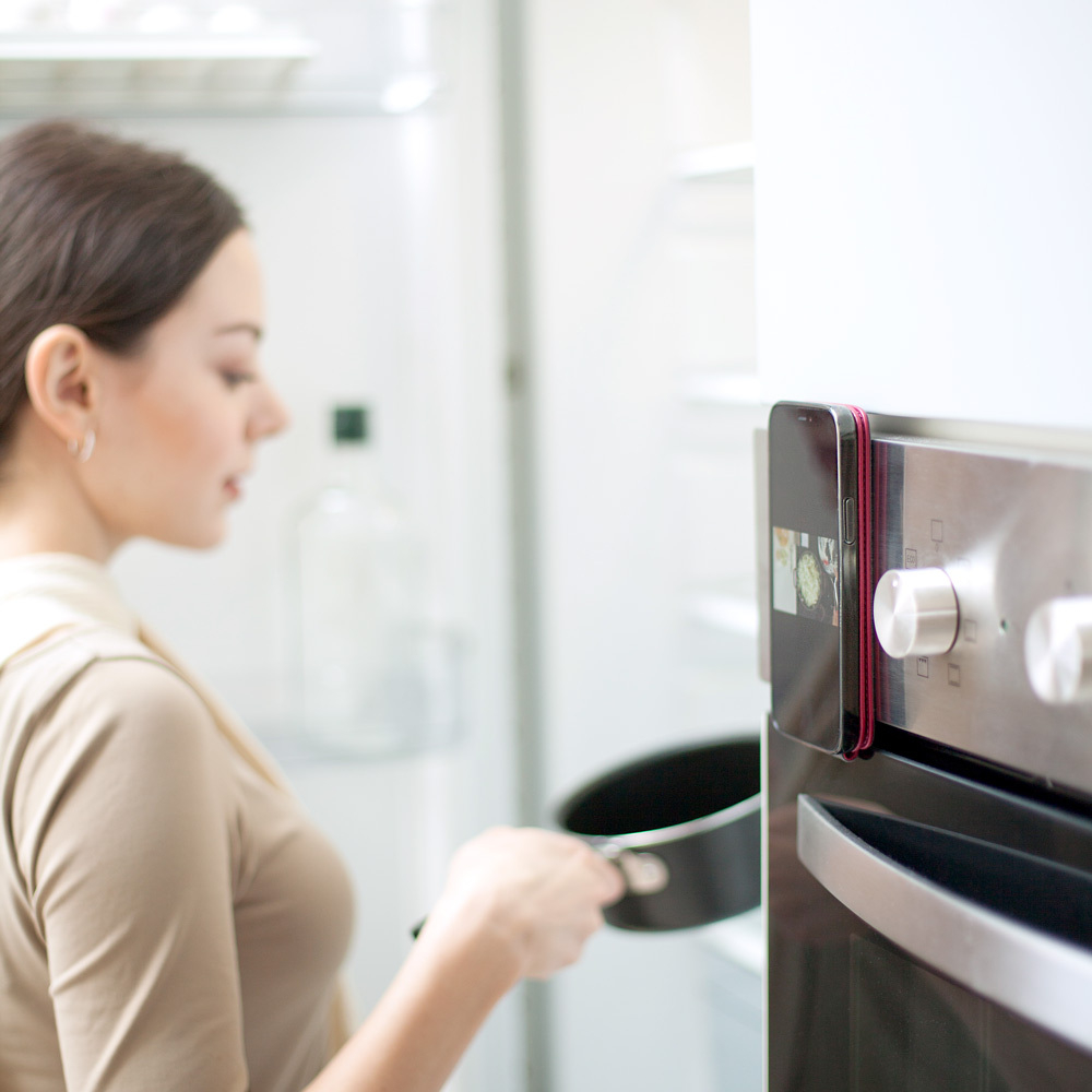 Чехол для iPhone 15 Pro Max из кожи сафьяно, ярко синего цвета