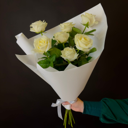 Букет цветов из 7 белых роз Россия в упаковке