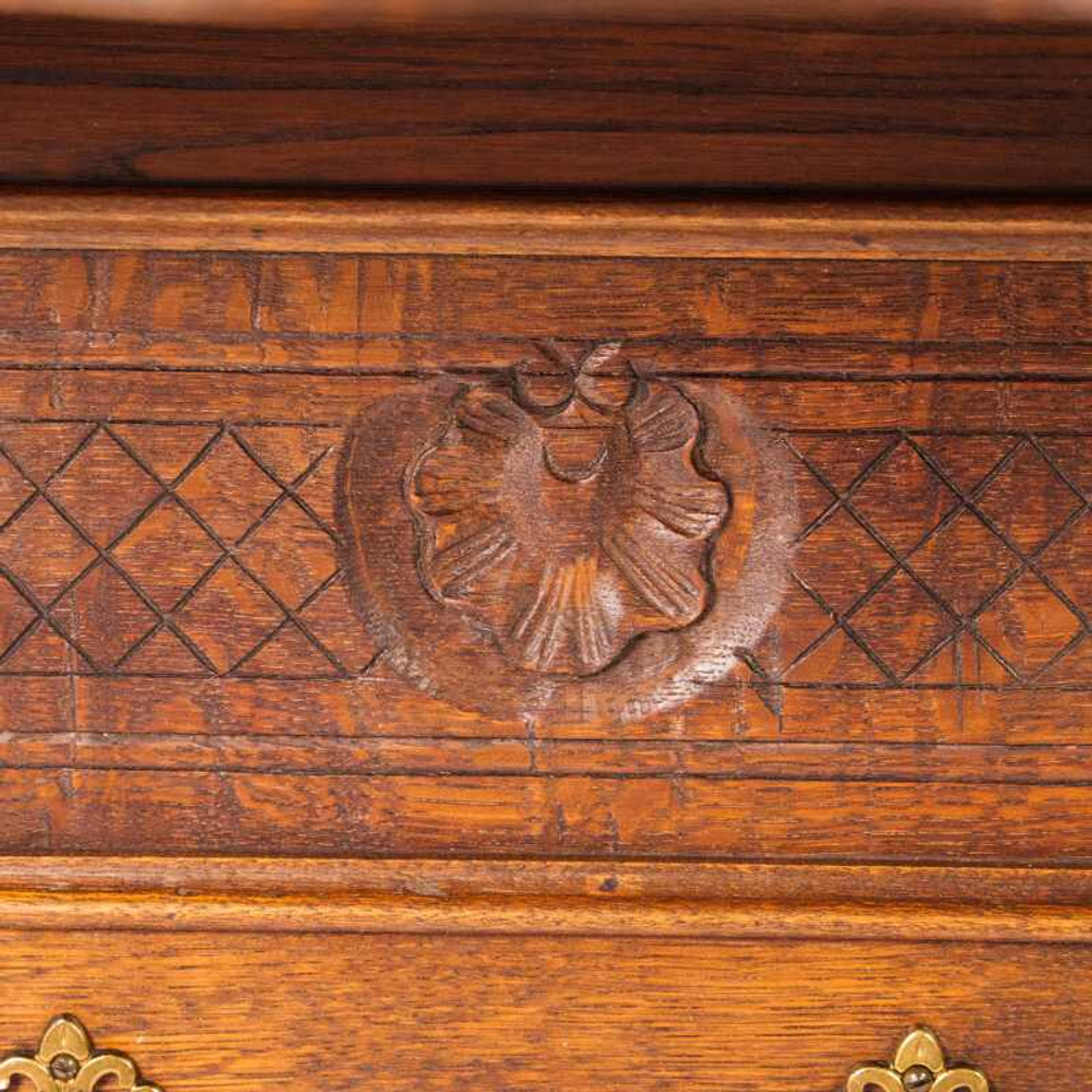 Настенная вешалка с полкой и резными панелями в классическом стиле