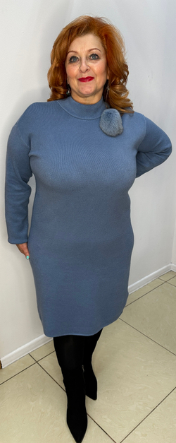 Трикотажное итальянское платье с помпоном