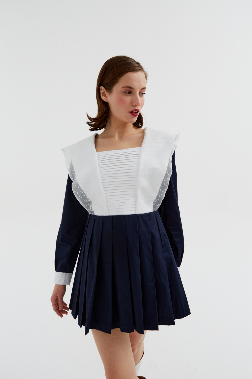 Мини платье с манишкой в оттенке чернил