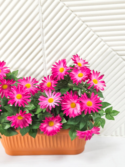 Хризантемы искусственные малиновые в балконном ящике