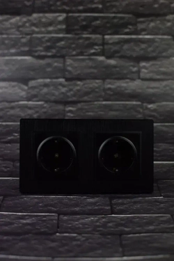 Розетка двойная черная