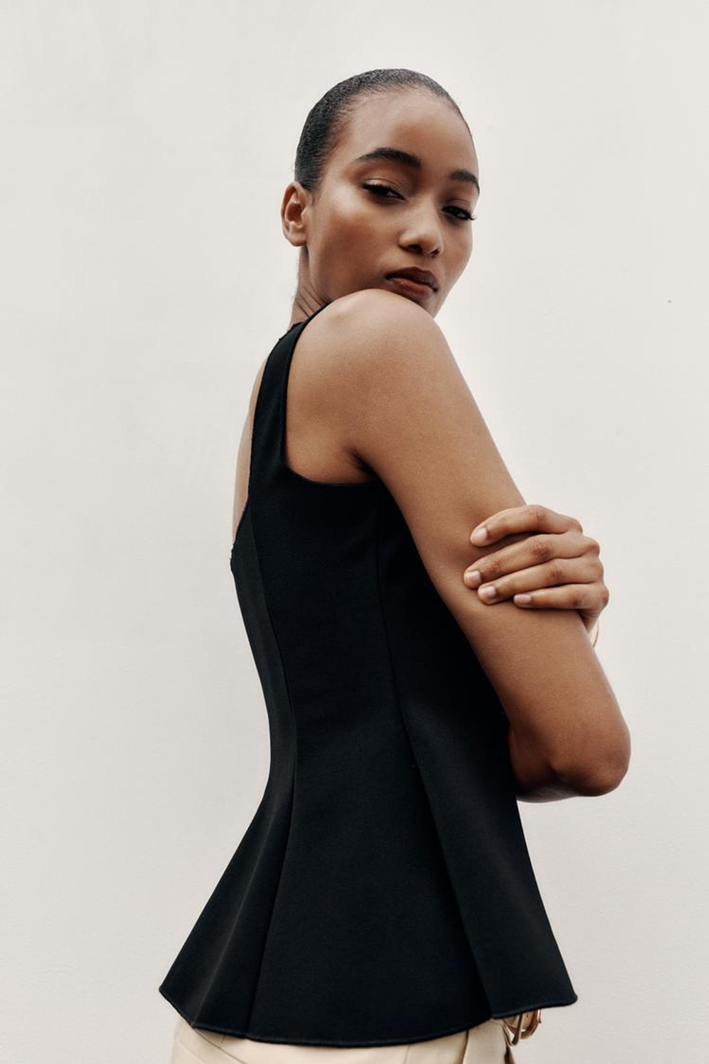 ZARA ЭЛАСТИЧНЫЙ ТОП-ЖИЛЕТ С БАСКОЙ, ЧЕРНЫЙ