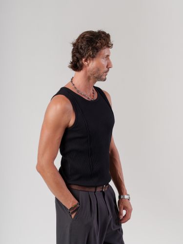 Черная майка с декоративными швами