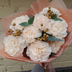 Букет из кремовых гвоздик со льном и эвкалиптом