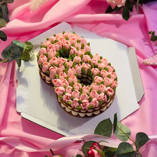 Торт "Цифра 8" в розовых тюльпанах – медовик с карамельной начинкой, созданный к 8 Марта 🎂