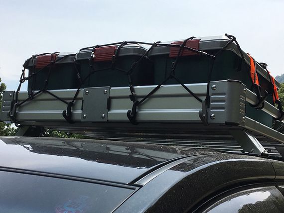 Экспедиционный ящик IRIS RV Box 800 SF, на крыше автомобиля.