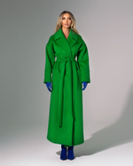 Женское зелёное пальто из шерсти с поясом