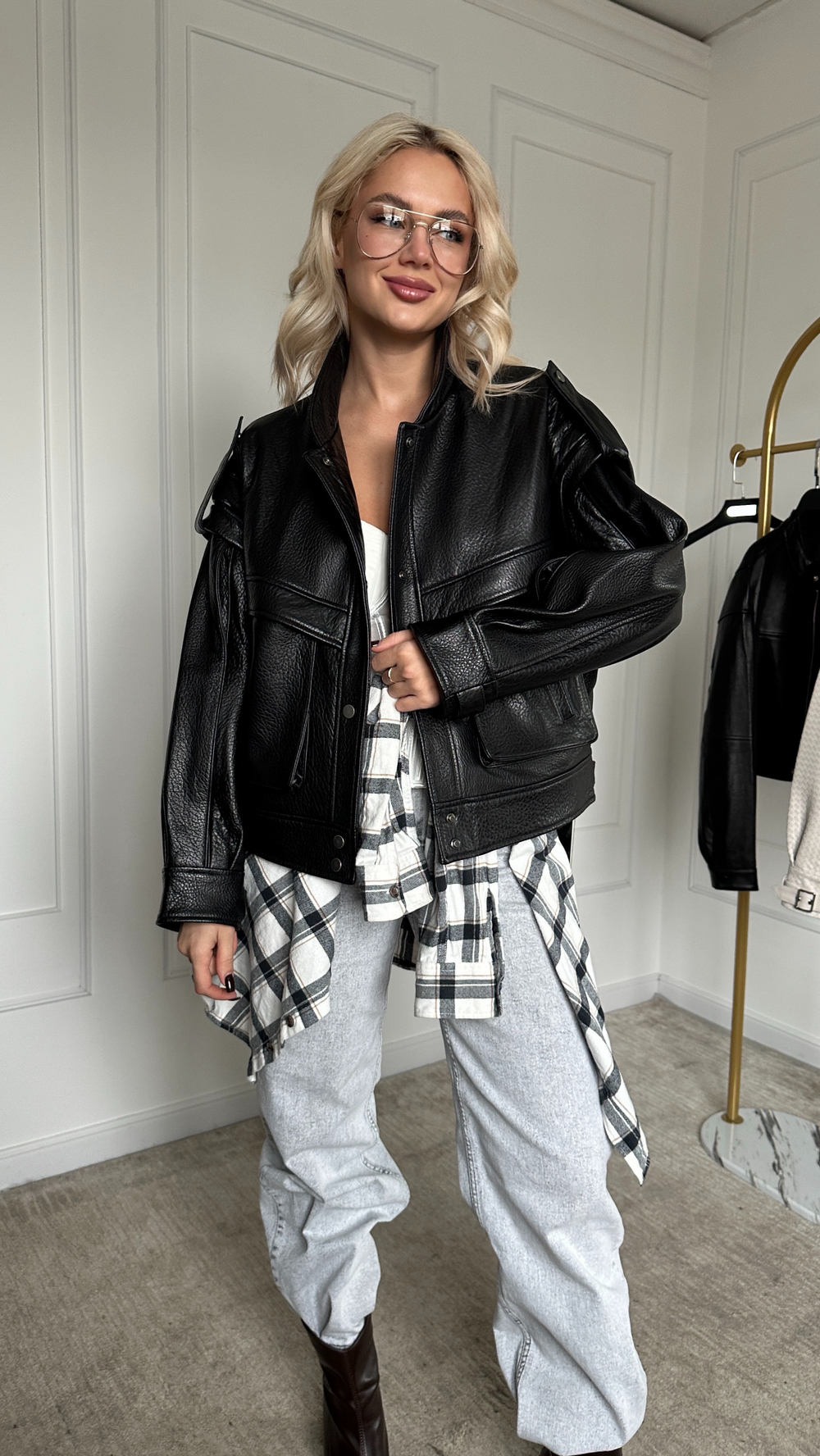 Кожаный бомбер с накладными карманами