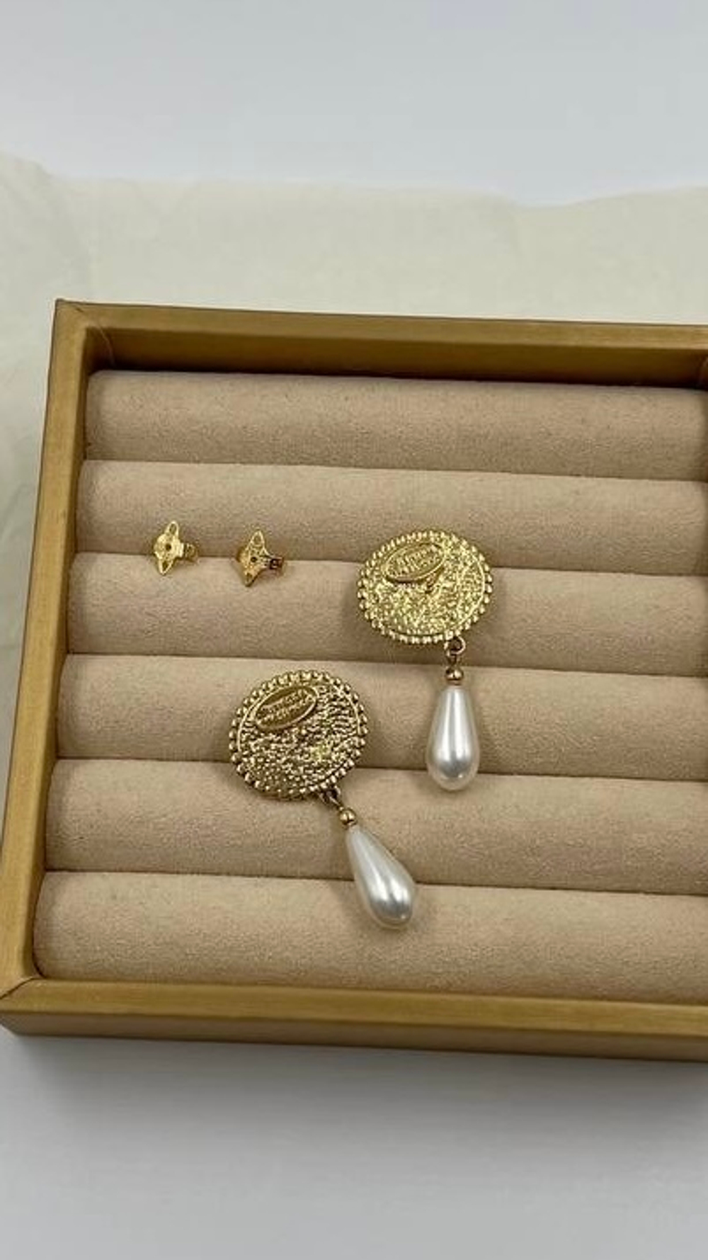 Серьги с красной эмалью и «жемчугом» Vivienne Westwood