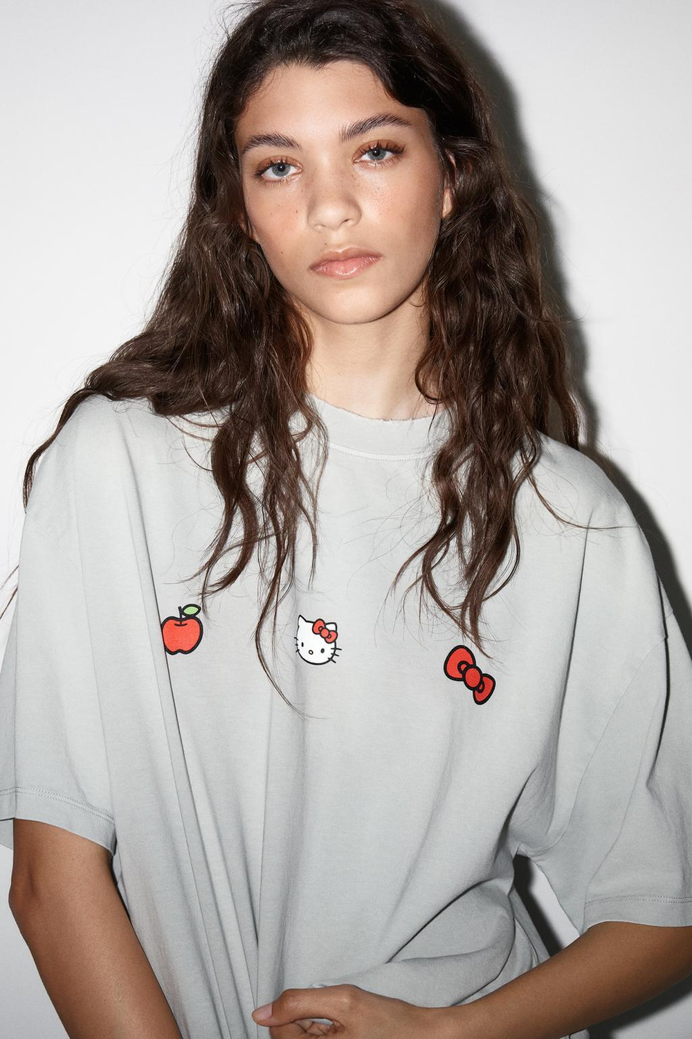 Футболка из ткани с эффектом потертости с принтом hello kitty © 2025 sanrio t-shirt