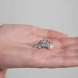 "Лаэлия" брошь в серебряном покрытии из коллекции "Жемчужная" от Jenavi с замком булавка