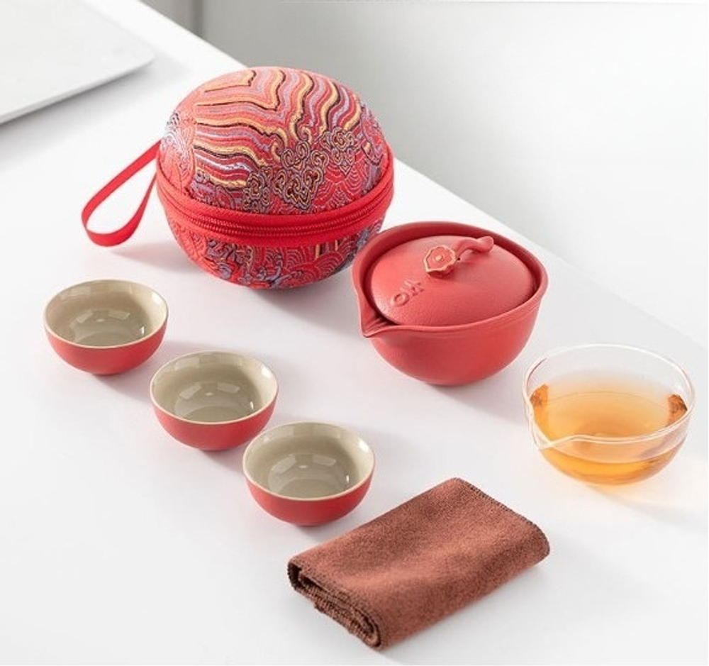 266151 Сервиз ДОРОЖНЫЙ в красном кейсе: гайвань, сливник, 3 пиалы, полотенце, фарфор красный
