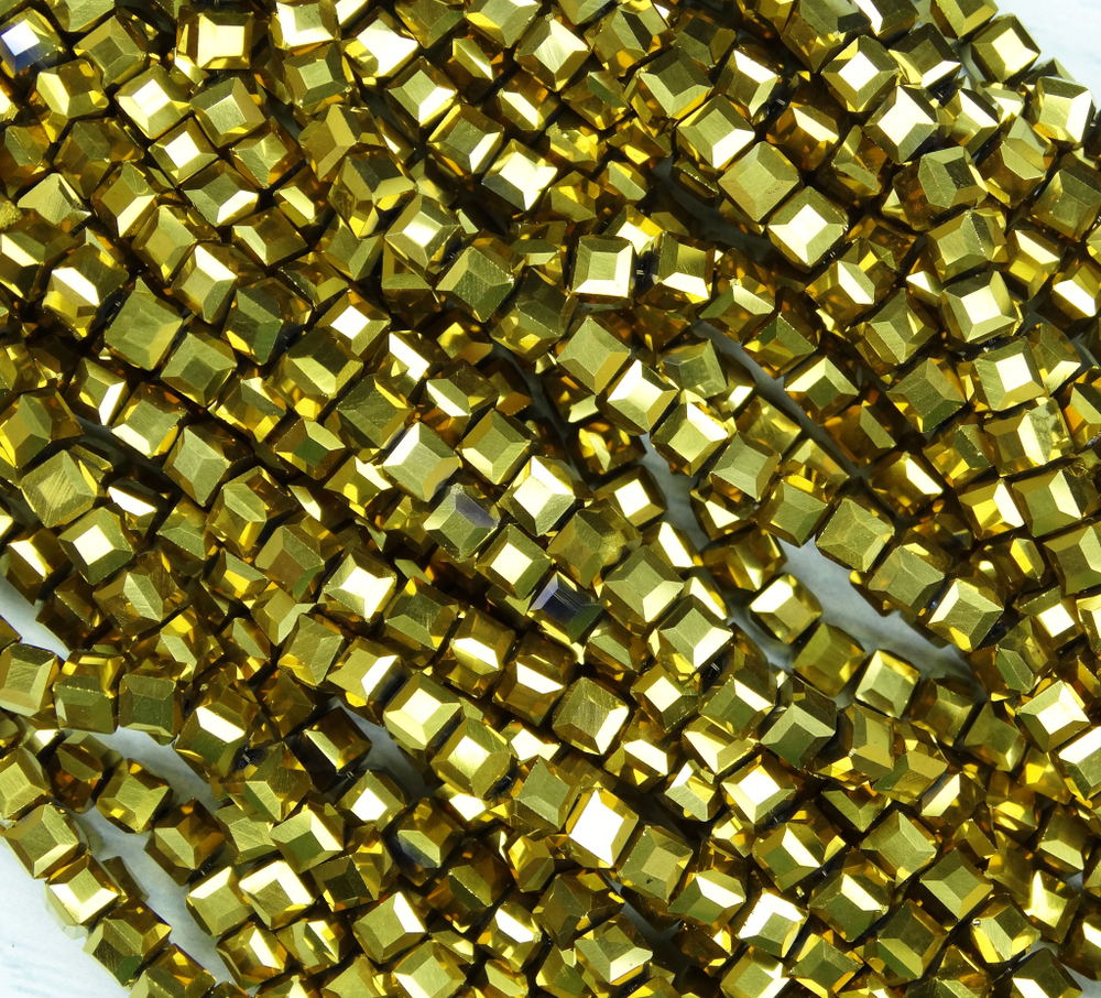 БВЛ002НН3 Хрустальные бусины квадратные, цвет: золото металлик, размер 3 мм, кол-во: 63-65 шт.