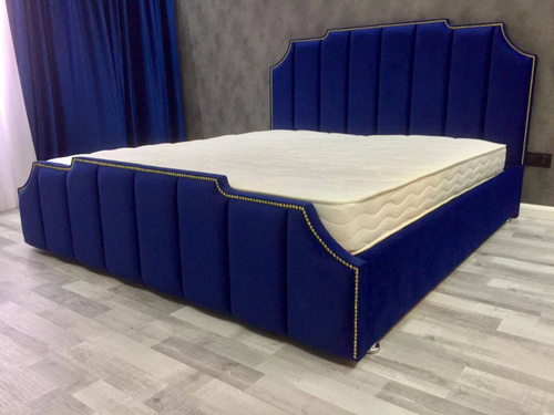 Стильная синяя кровать с мягким изголовьем и декоративными кнопками