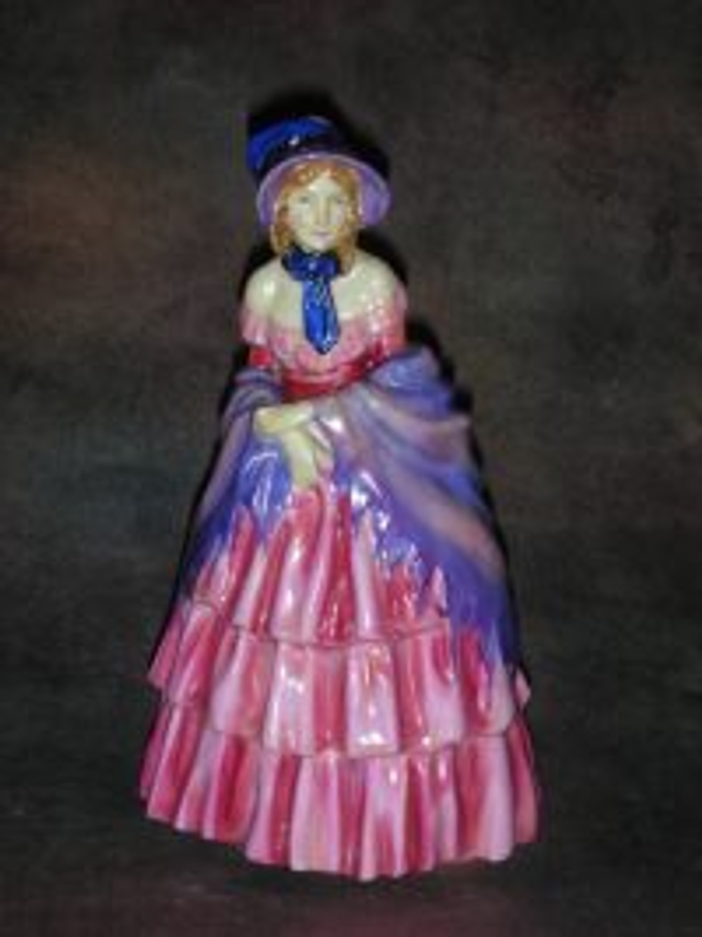 Статуэтка. Фарфор. Дама Виктория. Royal Doulton. Англия