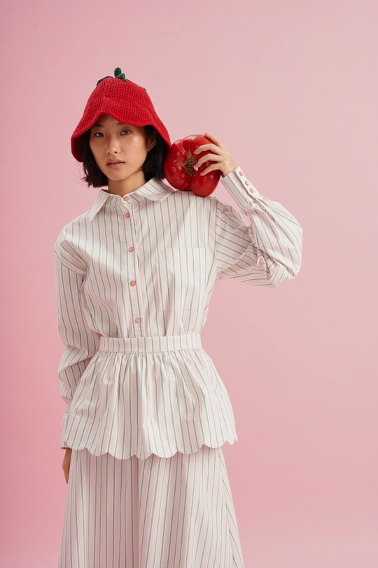 Рубашка с фигурной баской, зеленая полоска на персиковом