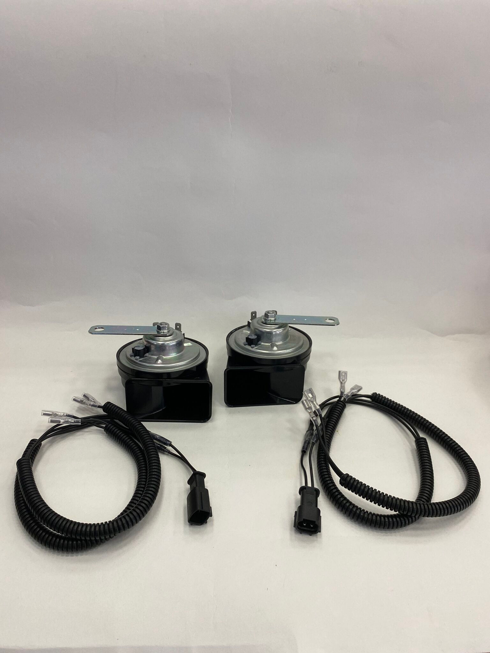 Звуковые сигналы для LADA Vesta/Granta/Niva FIAMM AM80SX 932039/932040Z 405-495Hz (к-т 2шт. с переходником)