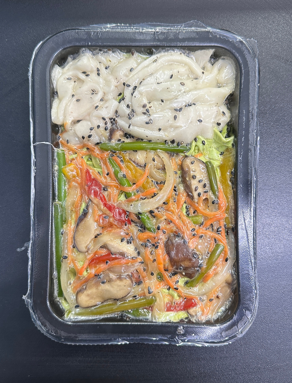 Вок с кальмаром и овощами на зелёном тесте в сырном соусе