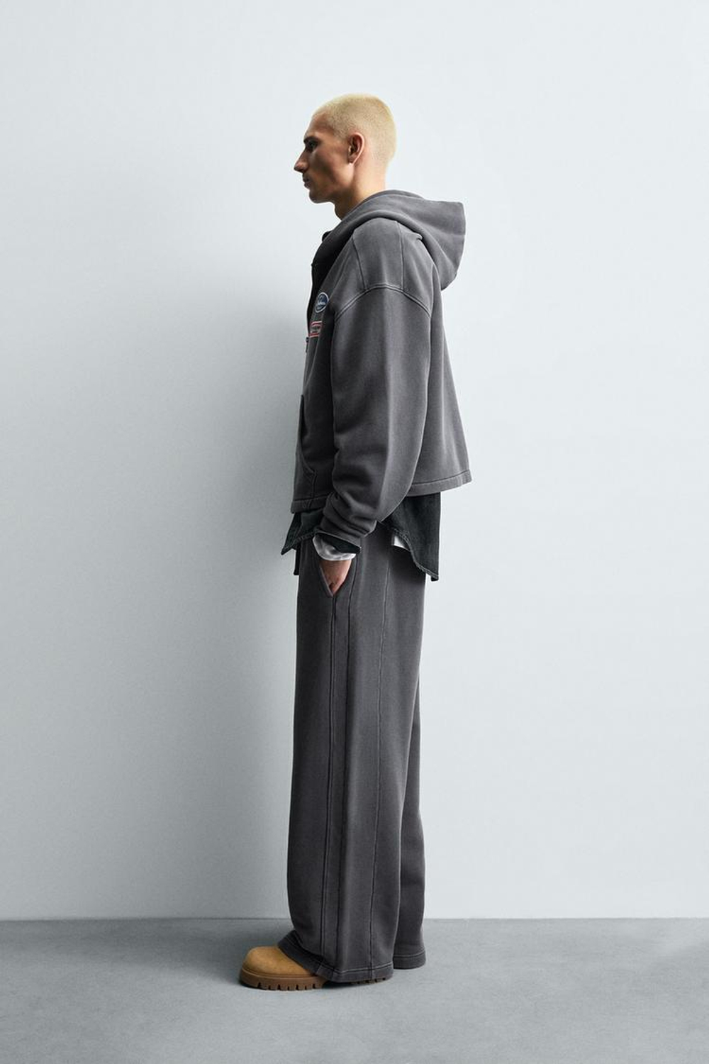 ZARA ХУДИ ИЗ ТКАНИ С ЭФФЕКТОМ ПОТЕРТОСТИ С НАШИВКАМИ, АНТРАЦИТОВО-СЕРЫЙ