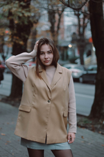 Однобортный удлиненный жилет-пиджак цвета беж