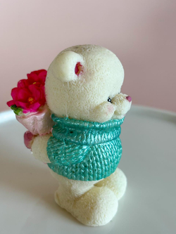 Фигурка из шоколадной глазури "Мишка с букетом"