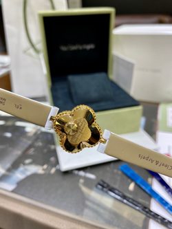 VCA Sweet Alhambra Watch
