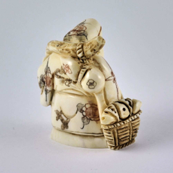 Нэцкэ Дзюродзин с корзиной рыбы и тыквой-горлянкой через плечо