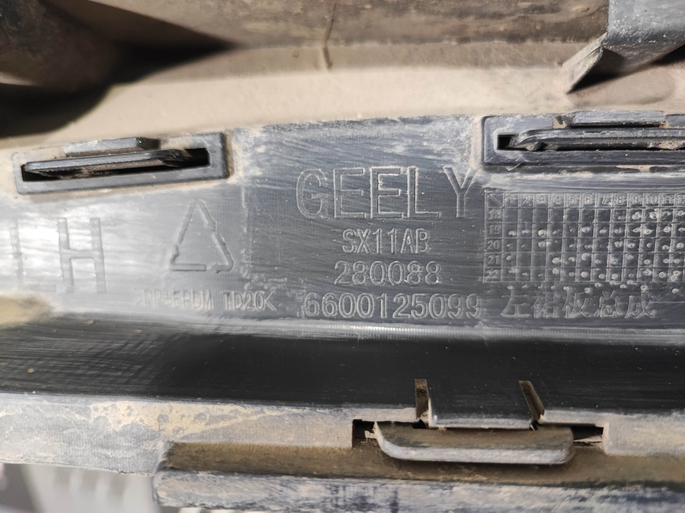 Накладка порога левого Geely Coolray 19-нв Б/У Оригинал 6073056100