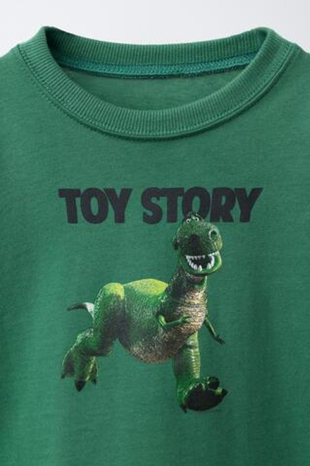 ZARA ФУТБОЛКА С ПРИНТОМ «ИСТОРИЯ ИГРУШЕК» © DISNEY PIXAR, ЗЕЛЕНЫЙ