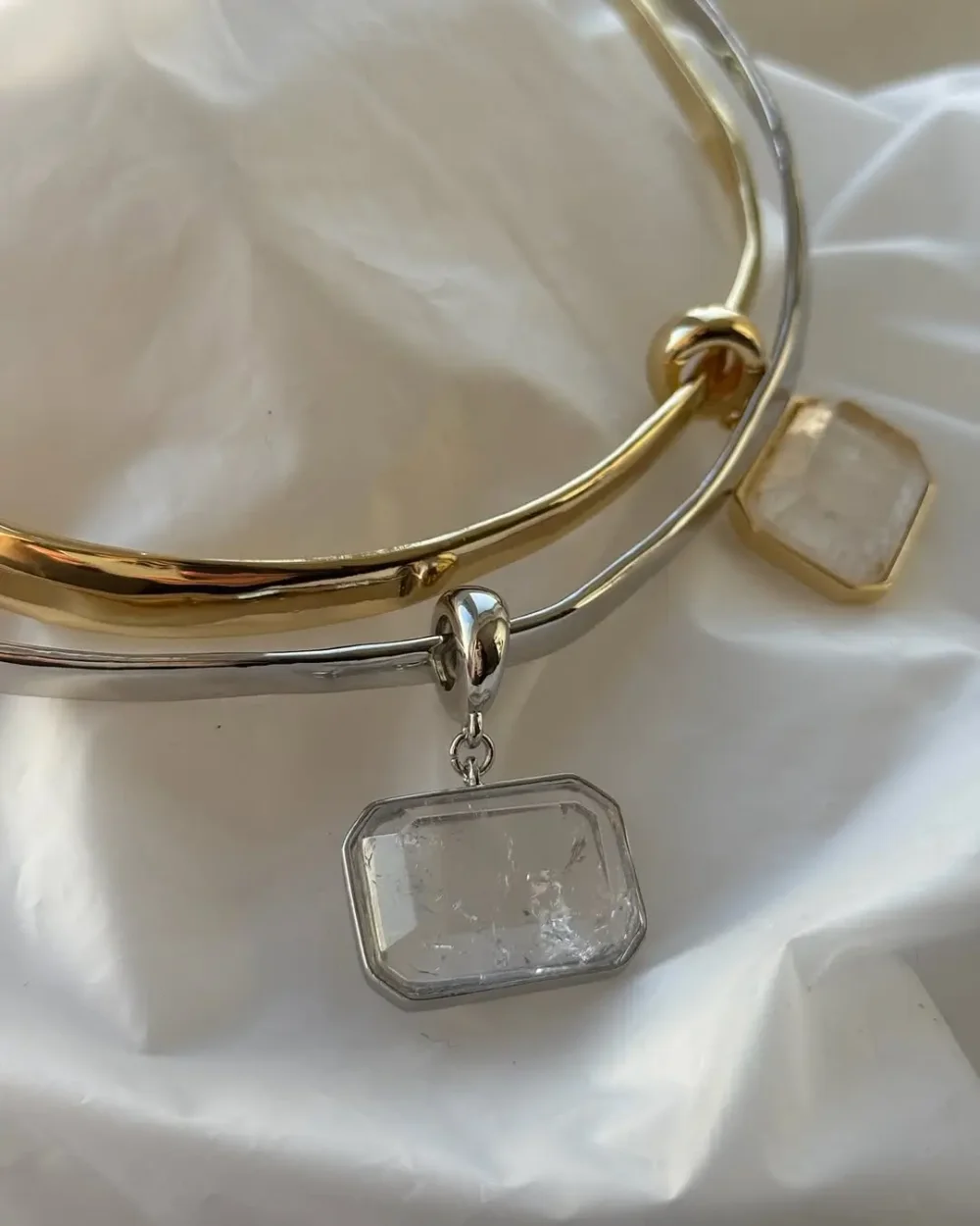 Колье под золото с подвеской камень