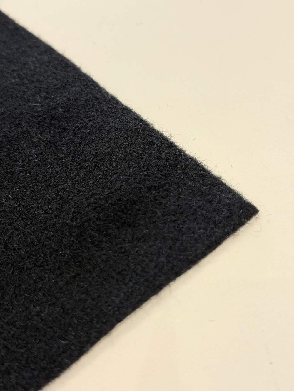 Materijal za tapaciranje kutija samolepliv / karpet 70*140cm (crna boja)