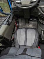 Чехлы Люкс VOLVO FH-13 после 2018 года: водитель от сиденья, пассажир от стойки кабины (один вырез под ремень) (экокожа, черный, серая вставка)