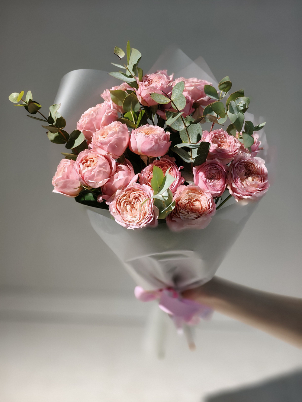 Стильный букет-кулек в яркой гамме (С0058)