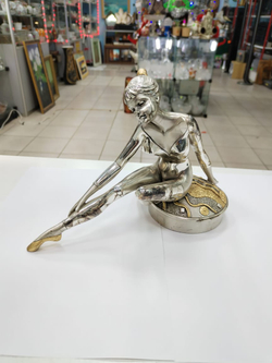 Скульптура балерины на подушке. посеребренная смола.Италия.