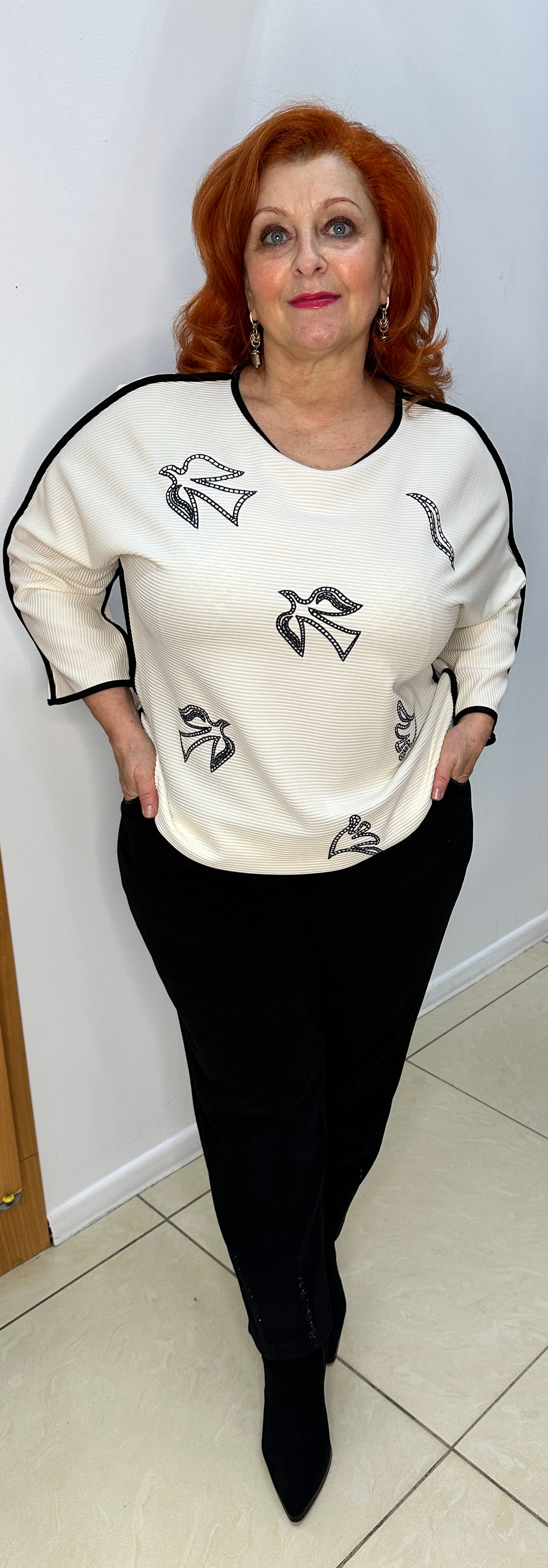 Белый джемпер-блузон с черным принтом "птички"