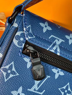 Сумка-мессенджер Louis Vuitton