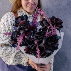 89. Темный букет с черными французскими розами