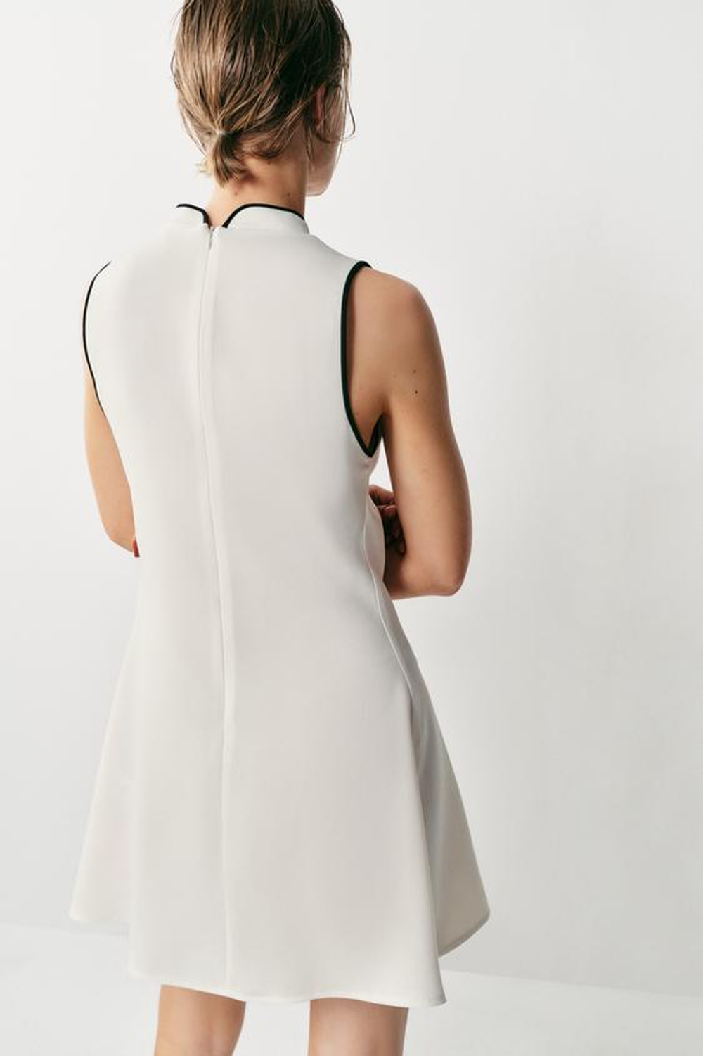 ZARA КОРОТКОЕ ПЛАТЬЕ С НАВЕСНЫМИ ПЕТЛЯМИ, ЭКРЮ