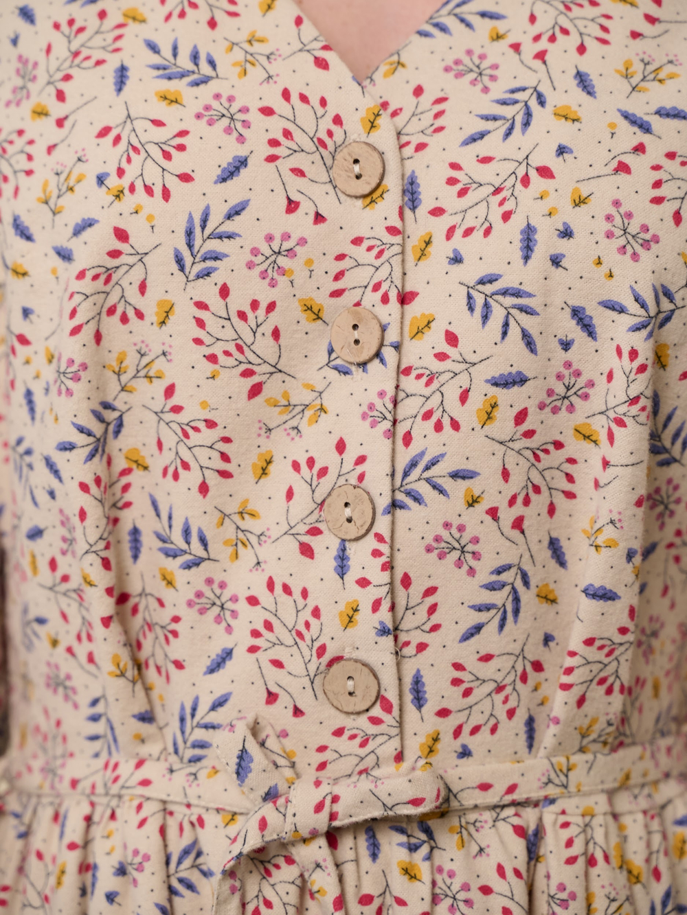 Платье с воротником стойкой