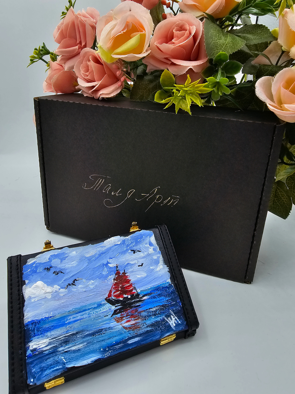 Визитница для собственных визиток в виде кейса с авторской росписью акрилом " Алые паруса"