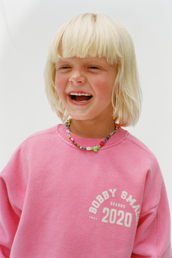 ZARA ТОЛСТОВКА С НАДПИСЬЮ BOBBY SMALL ©, ЛИНЯЛЫЙ РОЗОВЫЙ